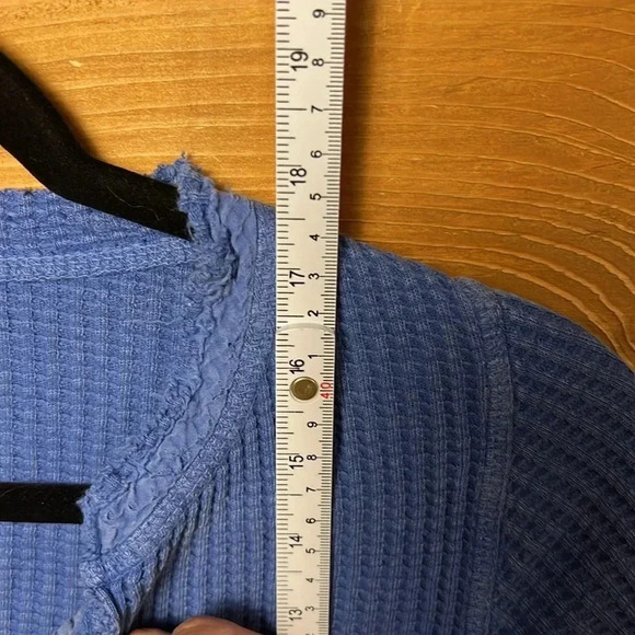 Free people one women’s cropped long, sleeved‎ shirt blue button V-neck 17 PTP - Picture 3 of 8